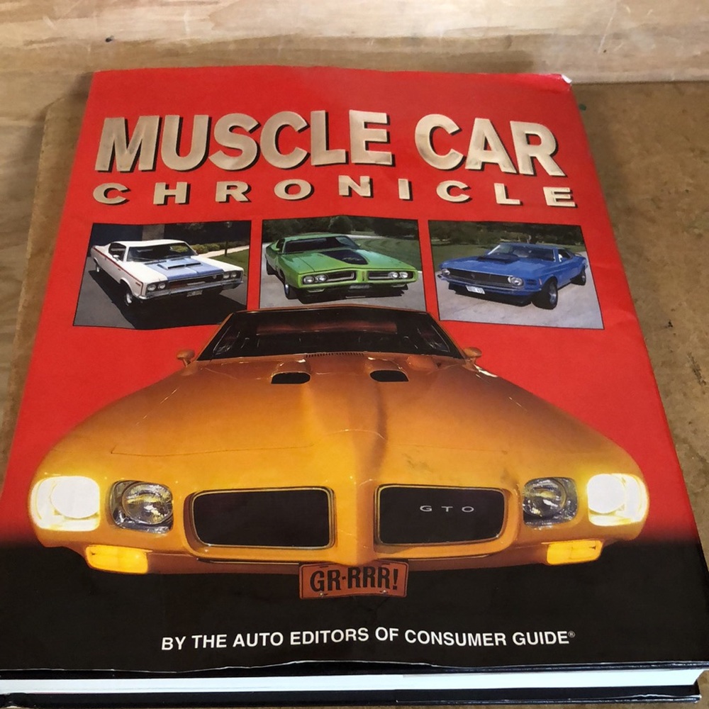 Muscle Car Chronicle by The Auto Editors of Consumer Guide Book.